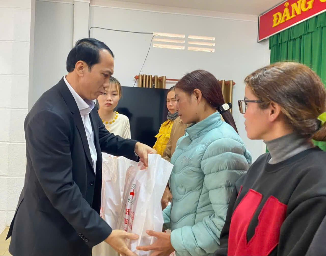 đồng chí Nguyễn Đình Viên tặng quà